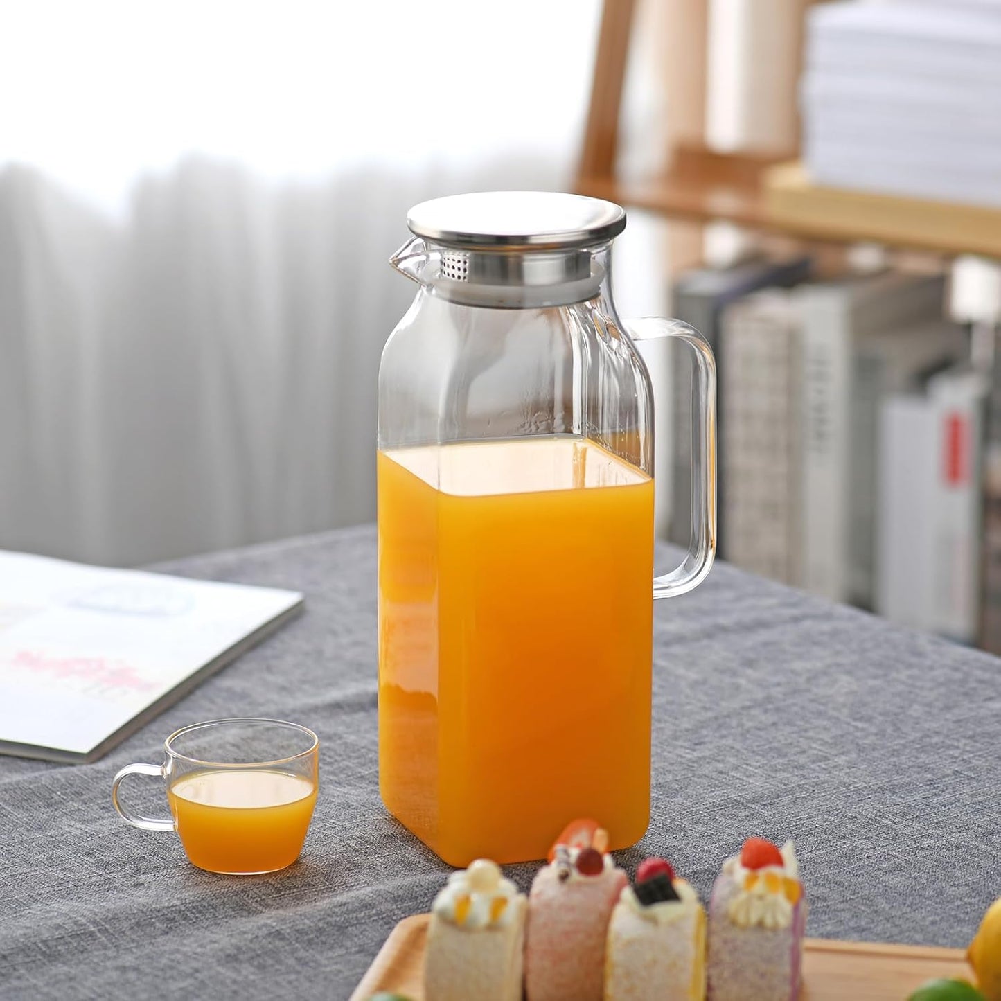 1.8 Liter Glass Pitcher with lid 60oz Glass Water Pitchers for Fridge Heat Resistant Glass Water Carafe with Handle for Party Water Jugs Tea pitcher Lemonade Iced Tea Jug Juice or Drinks