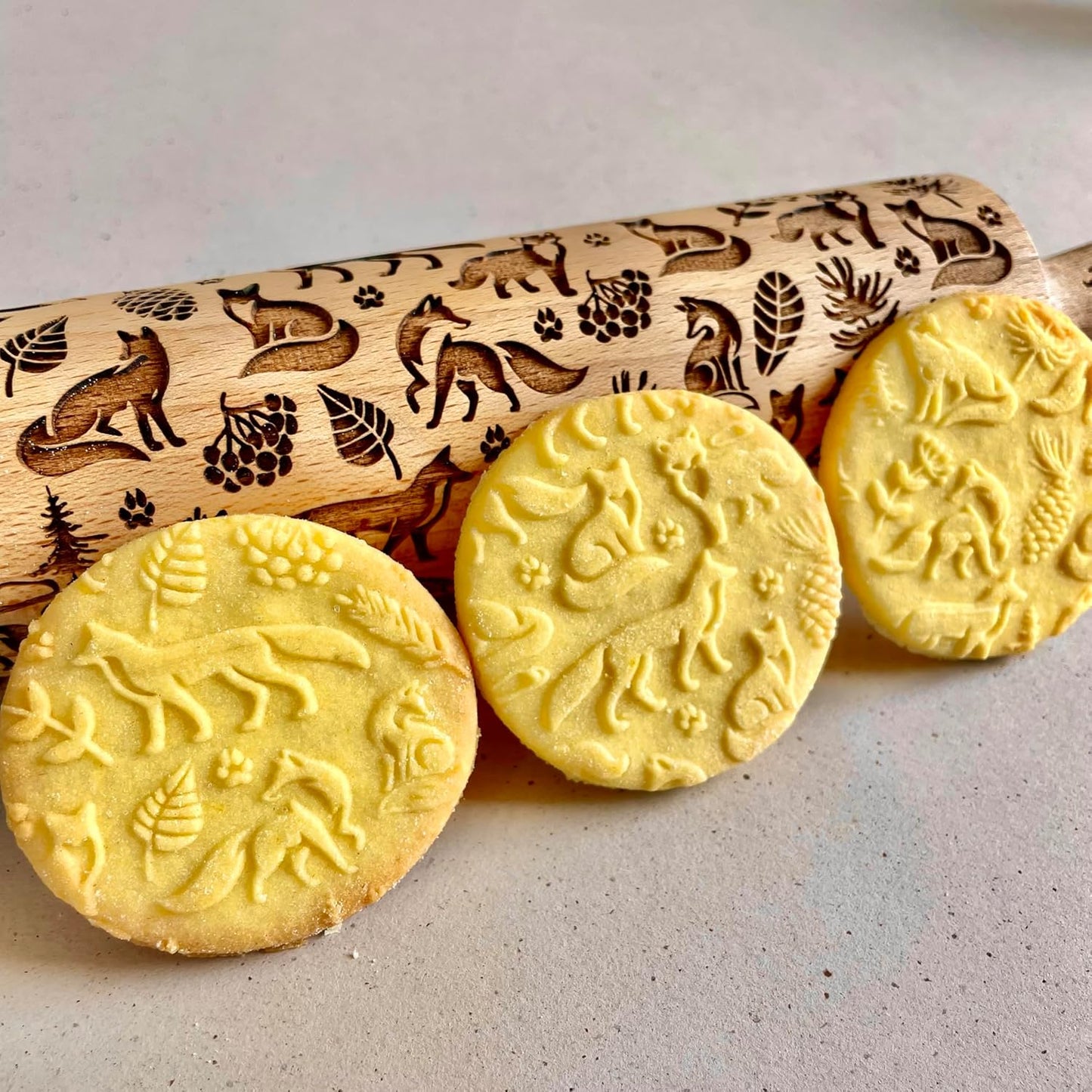 FOX Embossing Rolling Pin – Laser Engraved Dough Roller with a woodland fox and forest pattern. Perfect for cookies, pottery, and a thoughtful gift. By Algis Crafts.